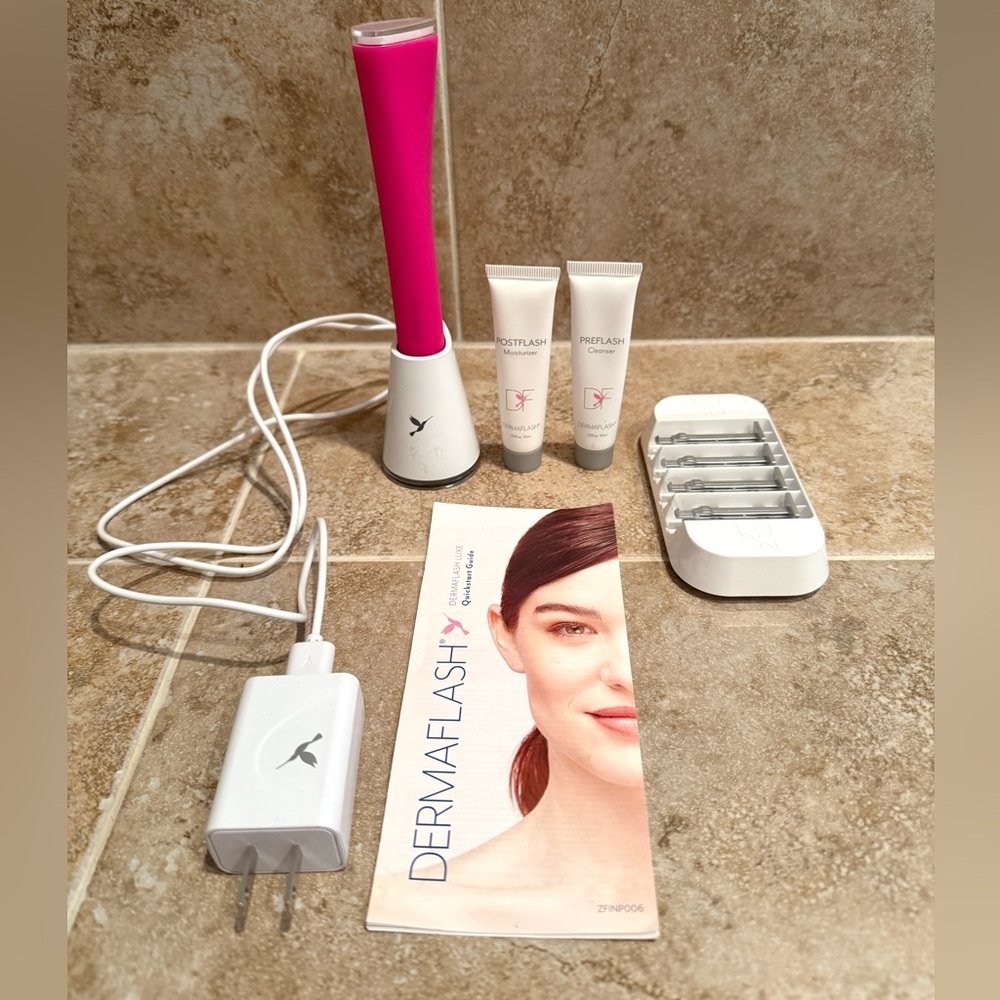 DERMAFLASH LUXE+ Sonic Dermaplaning + Peach Fuzz Removal Set